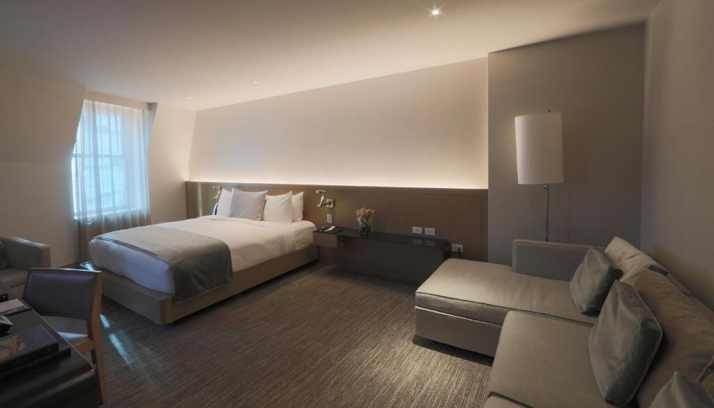 Junior Suite with One King Size Bed - Image 4