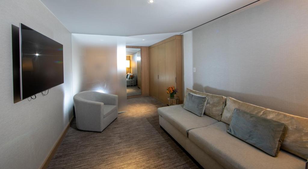 Junior Suite with Two Queen Size Beds - Image 4
