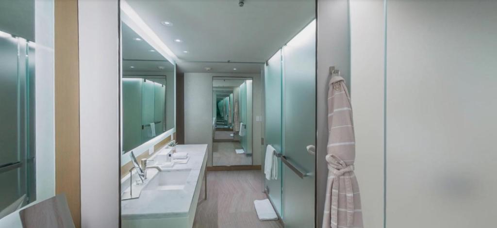 Premier City View One King Bed - Image 4