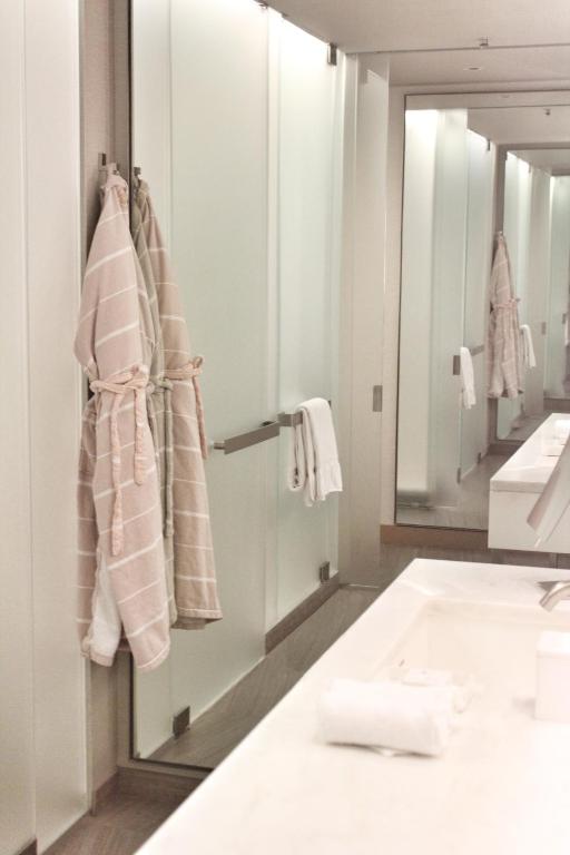 Superior Room with One King Bed - Image 3