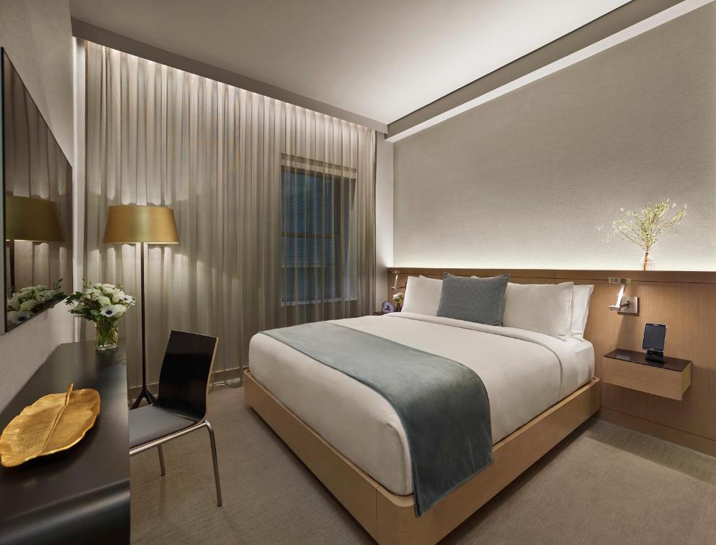 Superior Room with One King Bed - Image 4