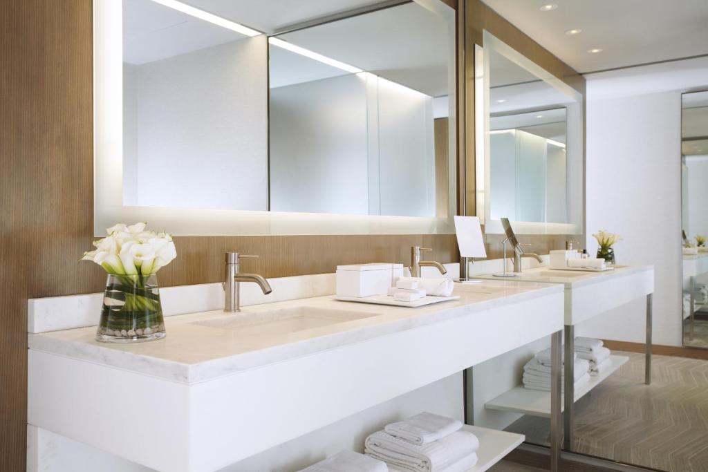 Superior Room with Two Queen Beds - Image 3