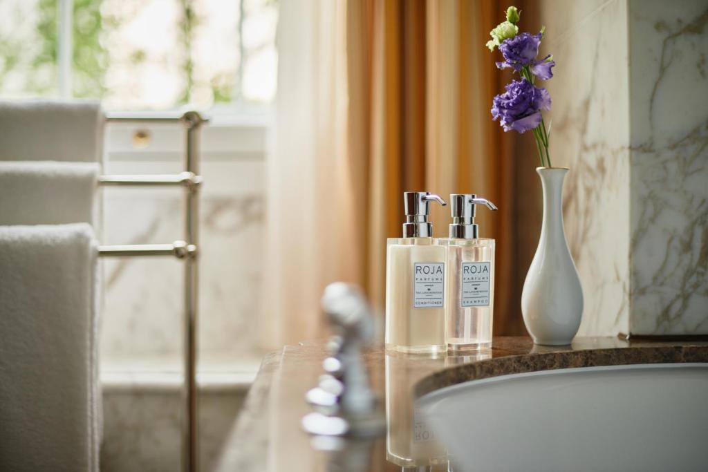 One-Bedroom Buckingham Suite - Image 2