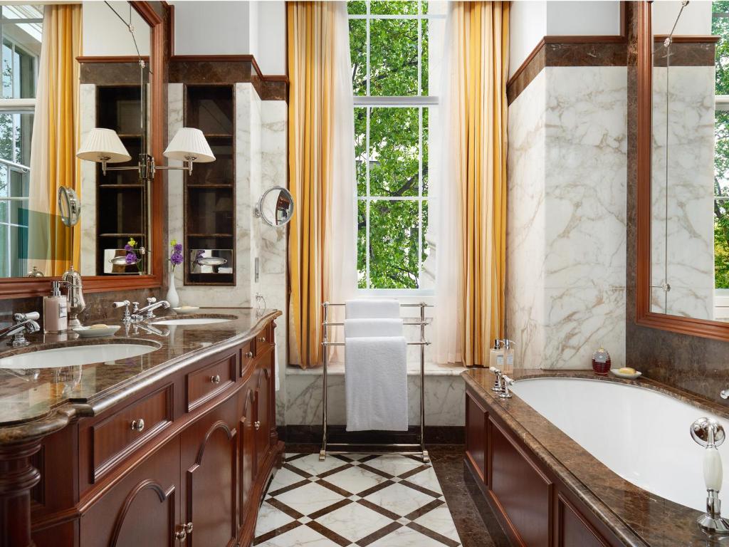 One-Bedroom Buckingham Suite - Image 6