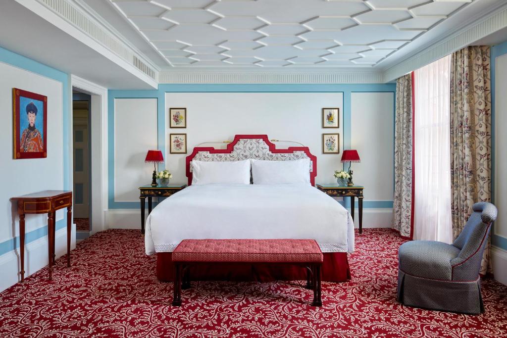 One-Bedroom Grosvenor Suite - Image 2