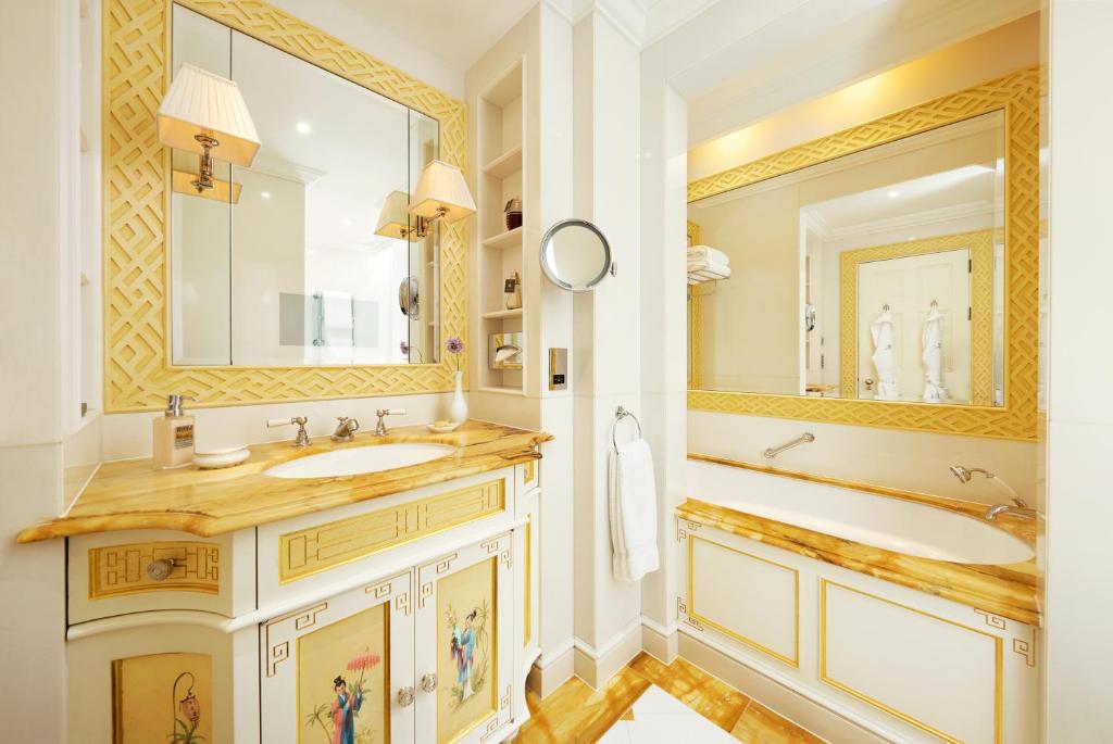 One-Bedroom Grosvenor Suite - Image 4