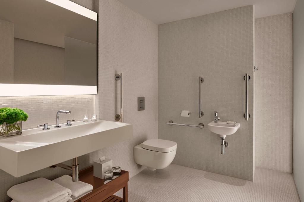 Deluxe King, Guest room, 1 King - Image 2