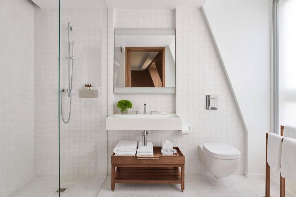 Premier Terrace, Guest room, 1 Queen, Terrace level - Image 2