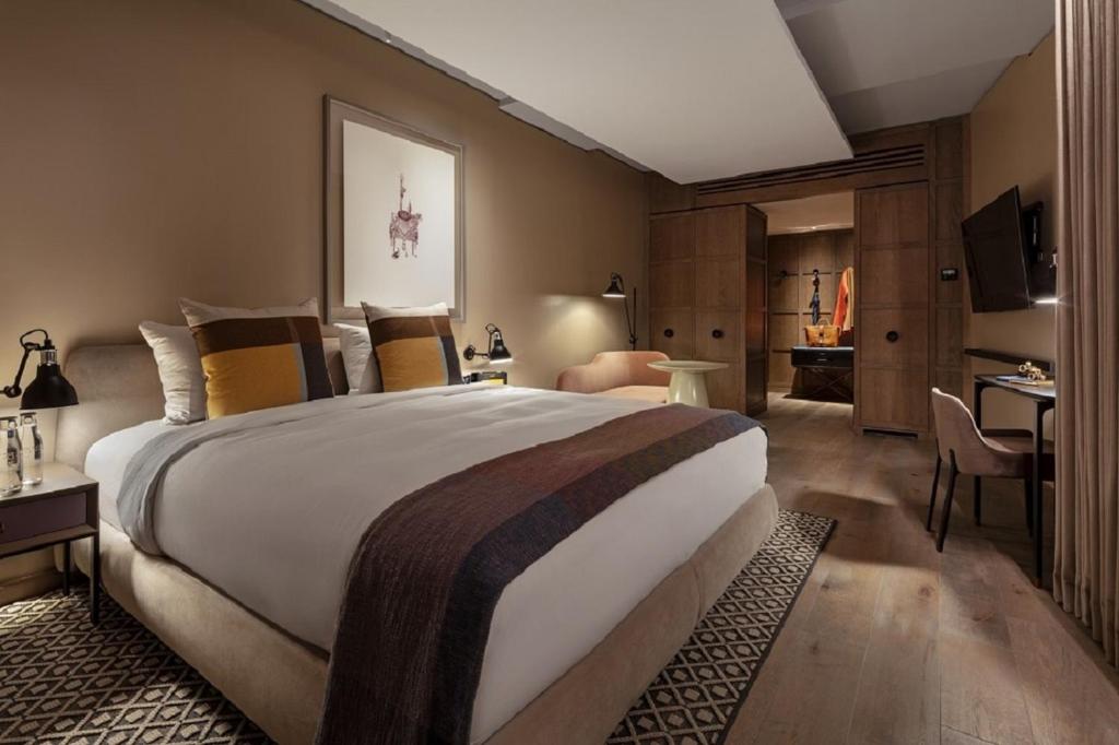 Corner Suite - Image 2