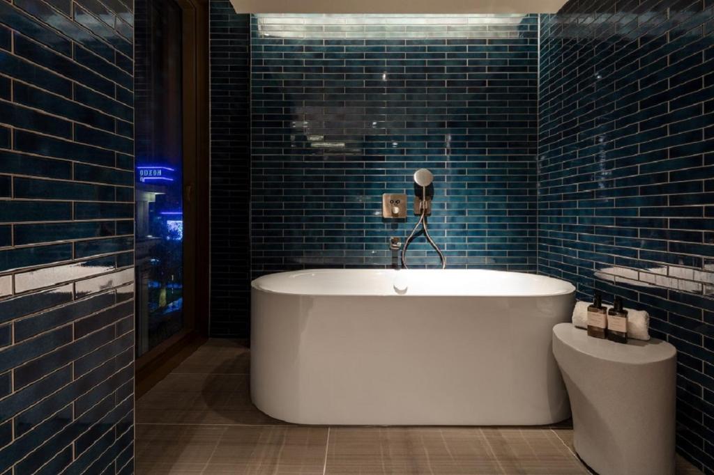 Corner Suite - Image 3