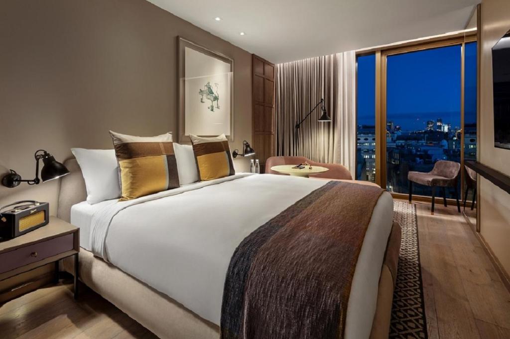 Deluxe King Room City View with Exclusive Access - Image 1