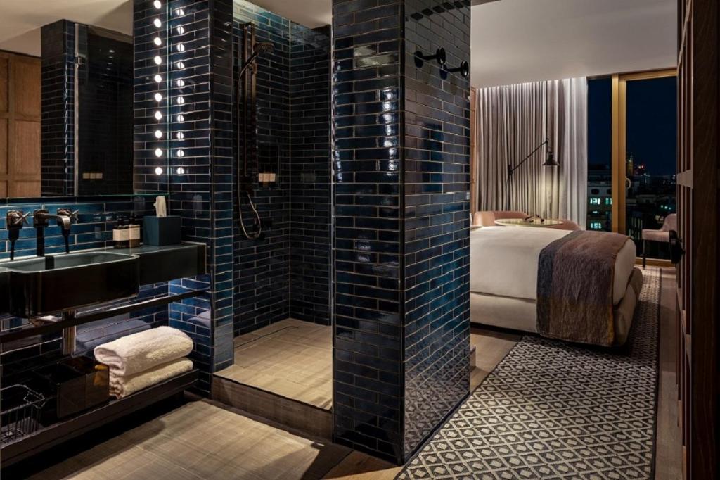 Deluxe King Room City View with Exclusive Access - Image 2
