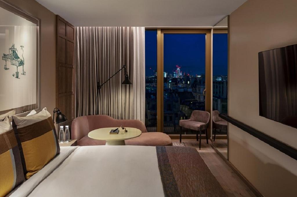 Deluxe King Room City View with Exclusive Access - Image 3