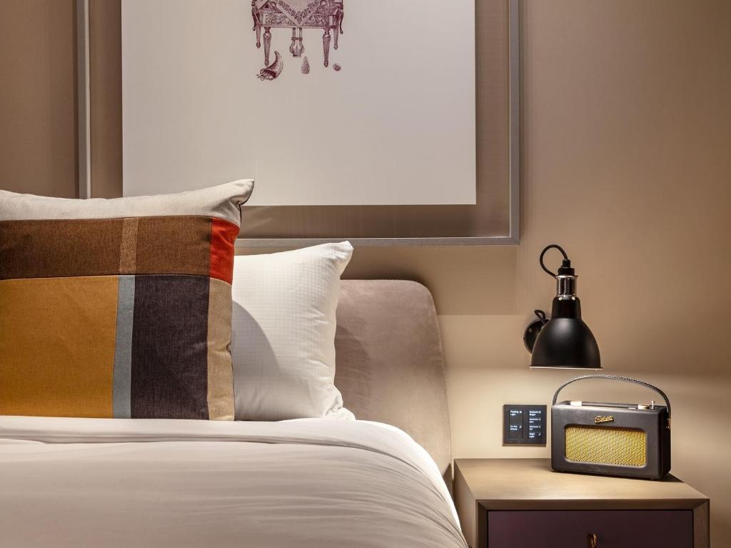 Deluxe King Room City View with Exclusive Access - Image 4