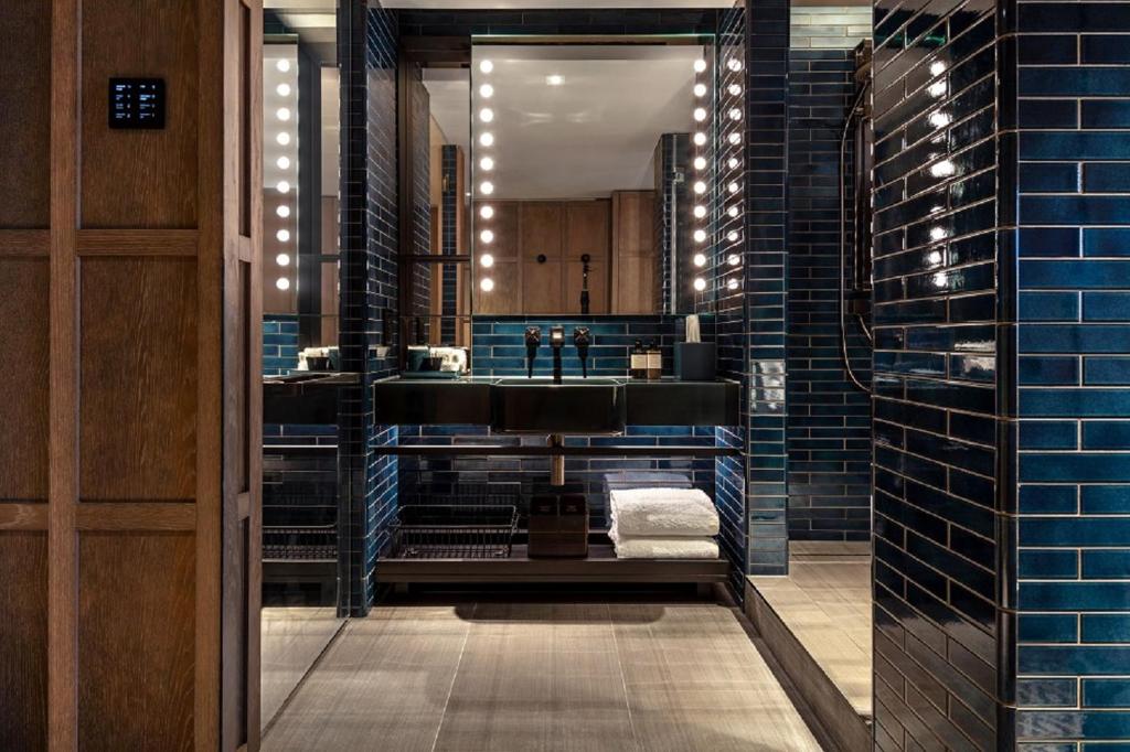 Deluxe King Room with Exclusive Access - Image 3