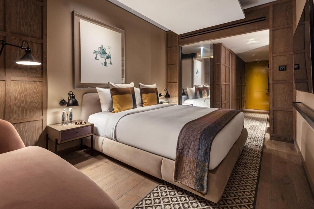 Deluxe King Room with Exclusive Access - Image 4