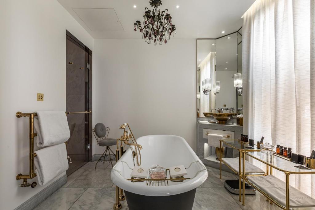 Newman Suite - Image 1