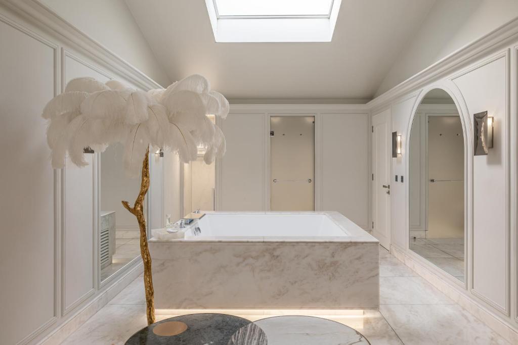 Penthouse Suite - Image 10