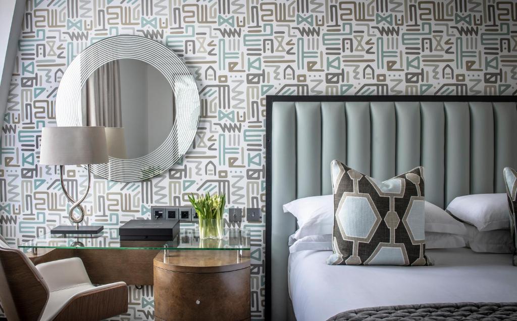 Deluxe King Room - Image 2