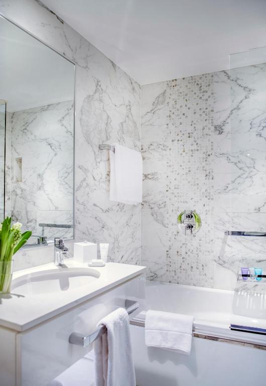 Deluxe King Room - Image 3