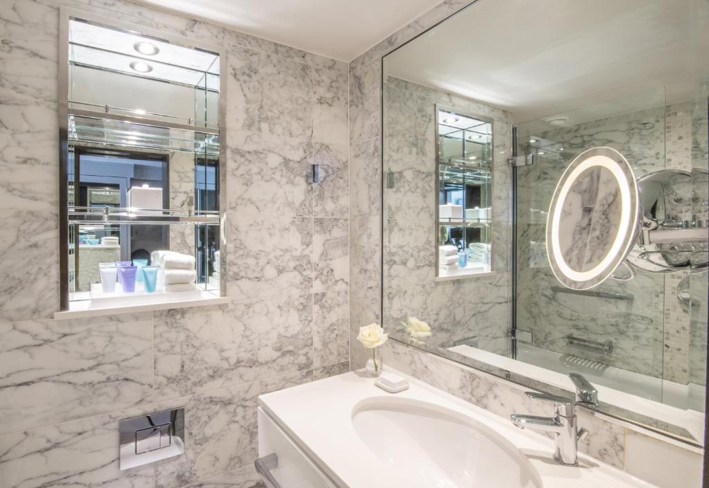 Deluxe King Room - Image 5