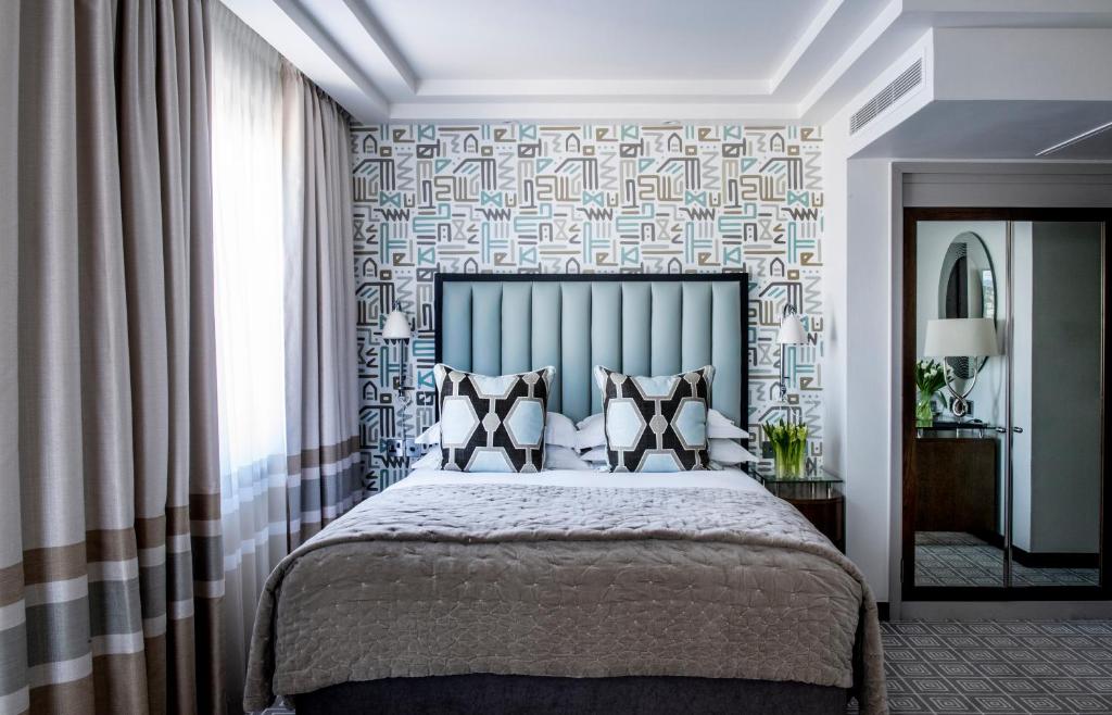 Deluxe Queen Room - Image 1