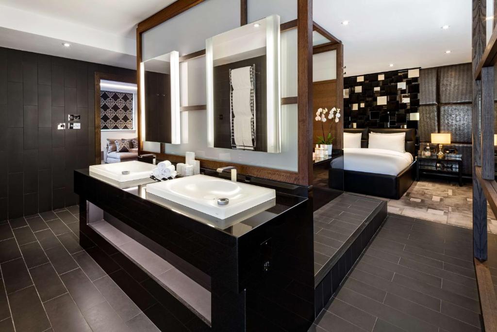 One-Bedroom Suite with Terrace - Image 2