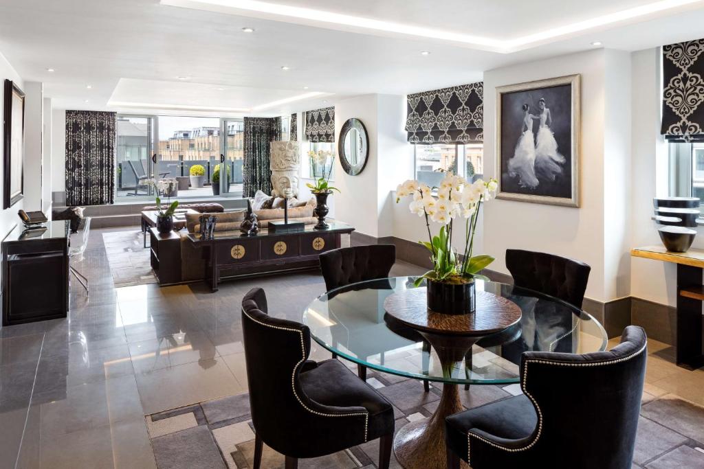 One-Bedroom Suite with Terrace - Image 4