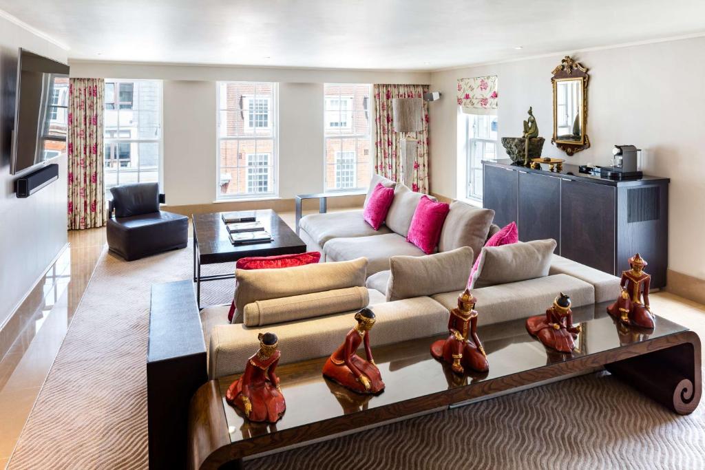One-Bedroom Suite - Image 1