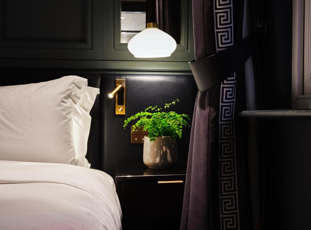 Standard Double Room - Image 8
