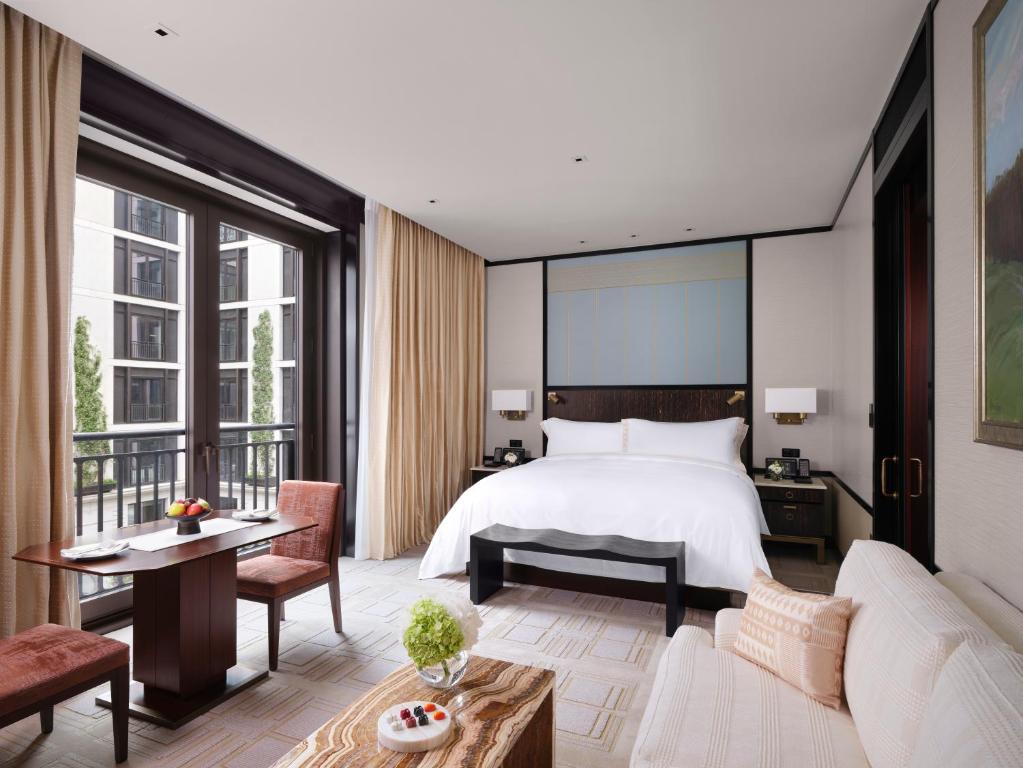 Deluxe Room King - Image 4