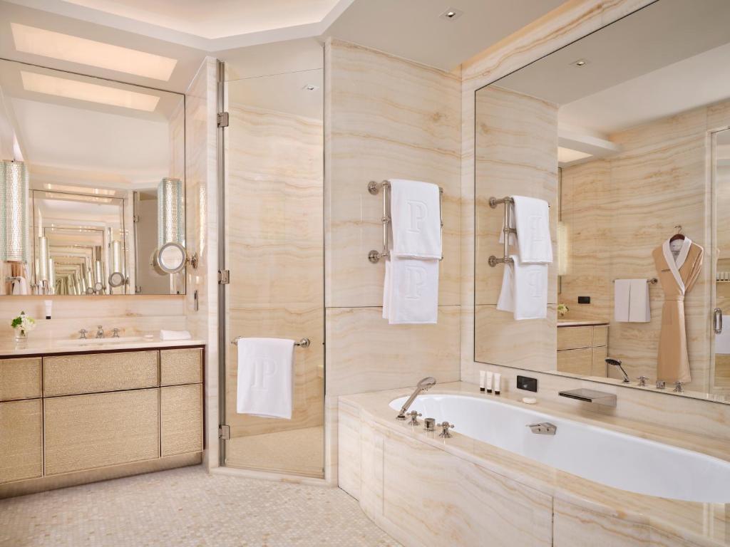 Deluxe Suite King - Image 2