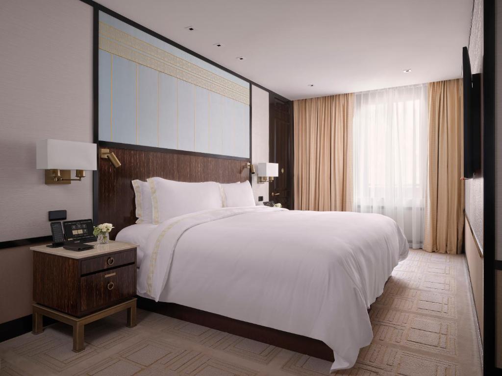 Deluxe Suite King - Image 4