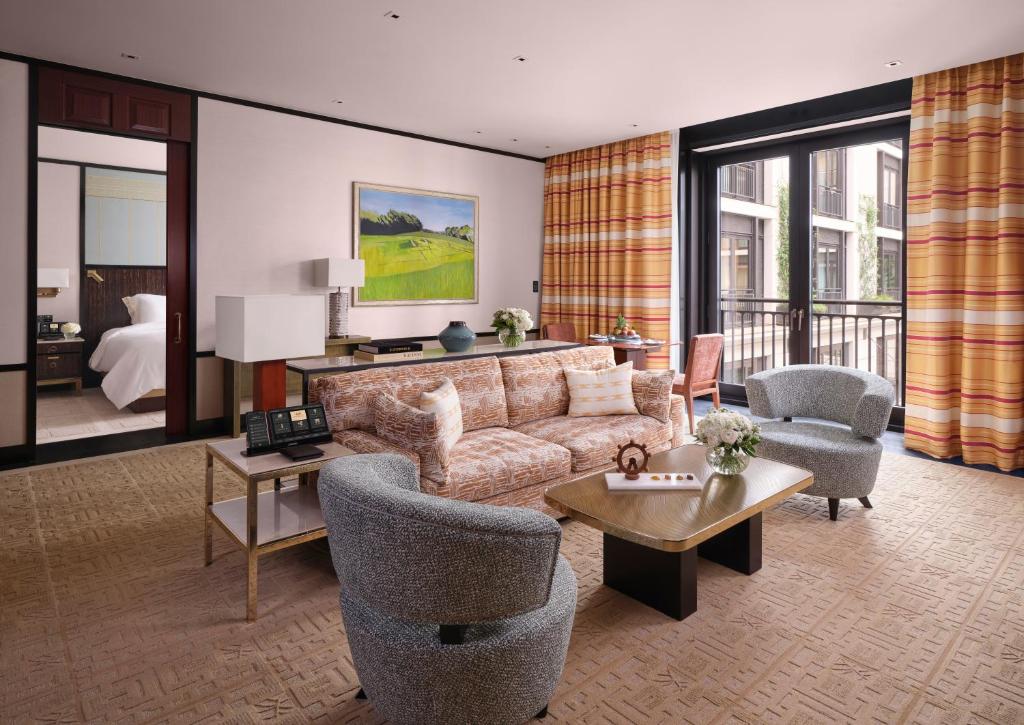 Deluxe Suite King - Image 5