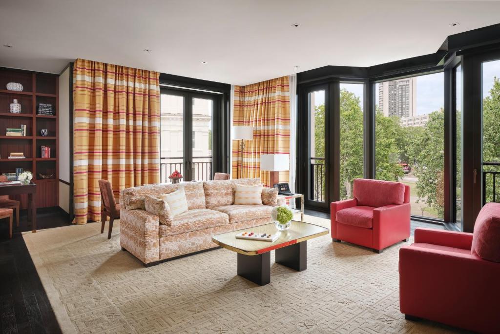 Grand Premier Park Suite King - Image 2