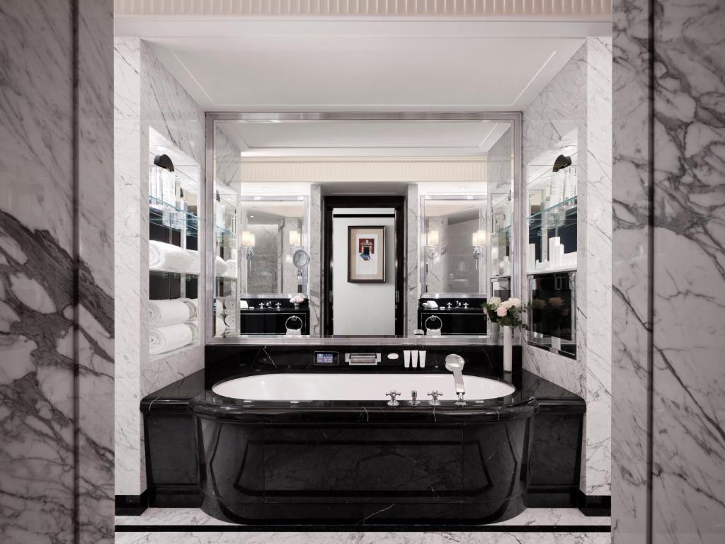 Deluxe King Room - Image 2