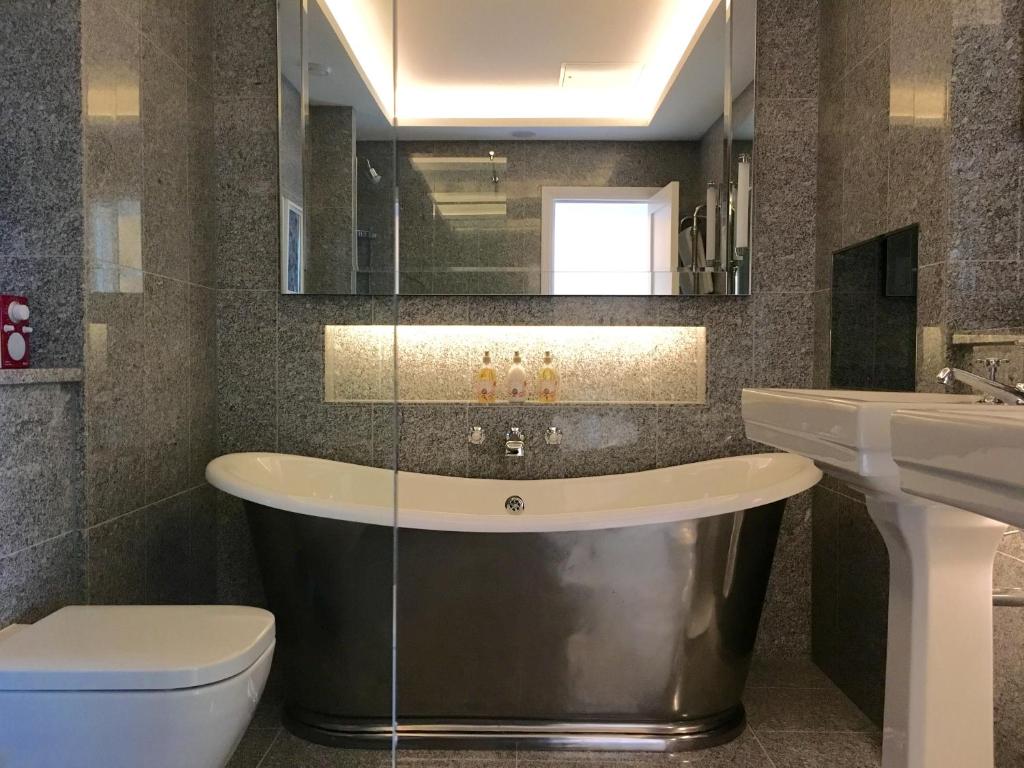 Deluxe Penthouse Suite - Image 1