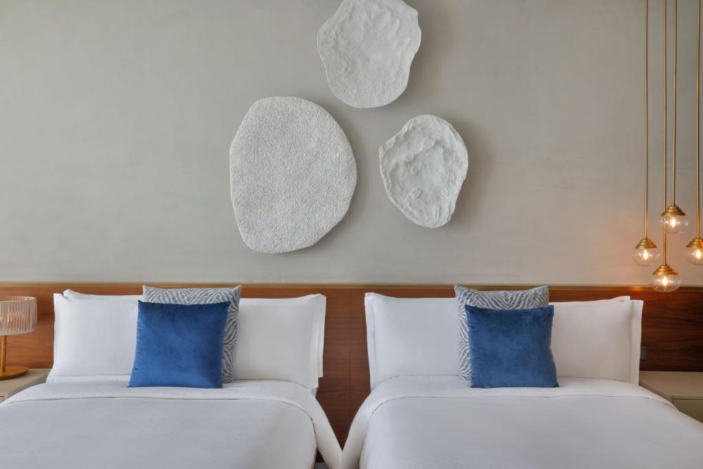 Deluxe Double Room with Two Double Beds and Canal View - Image 2