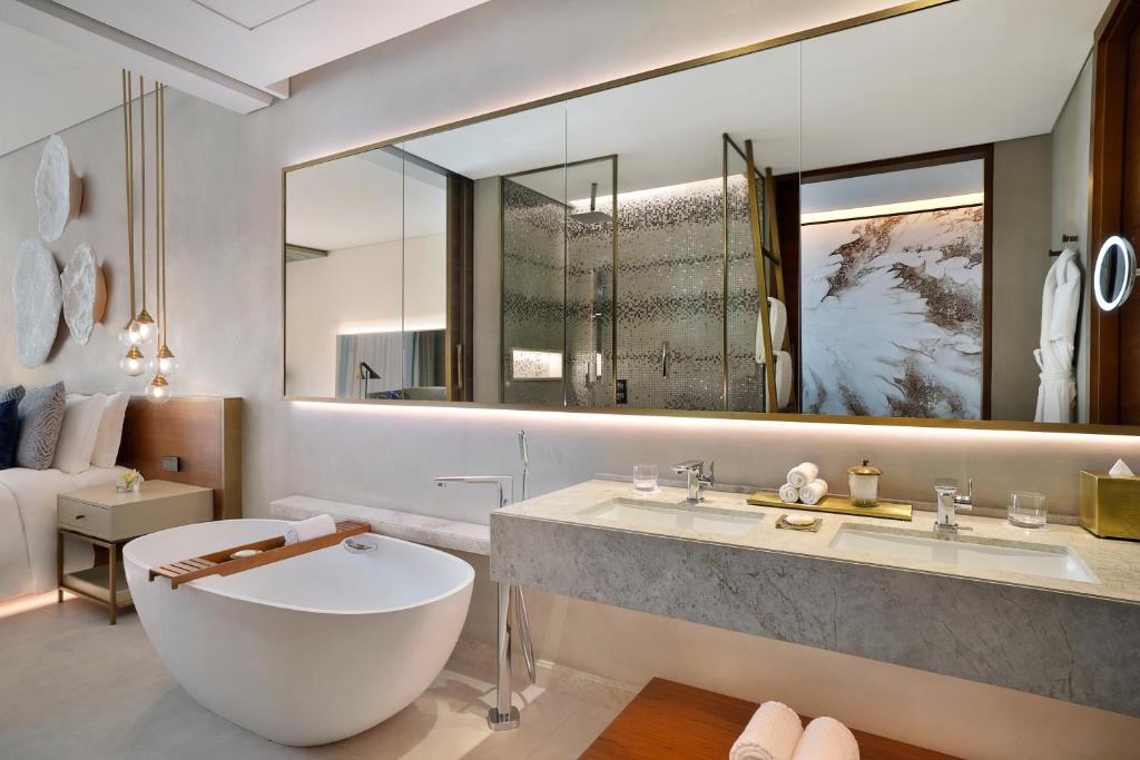 Deluxe Double Room with Two Double Beds and Canal View - Image 4