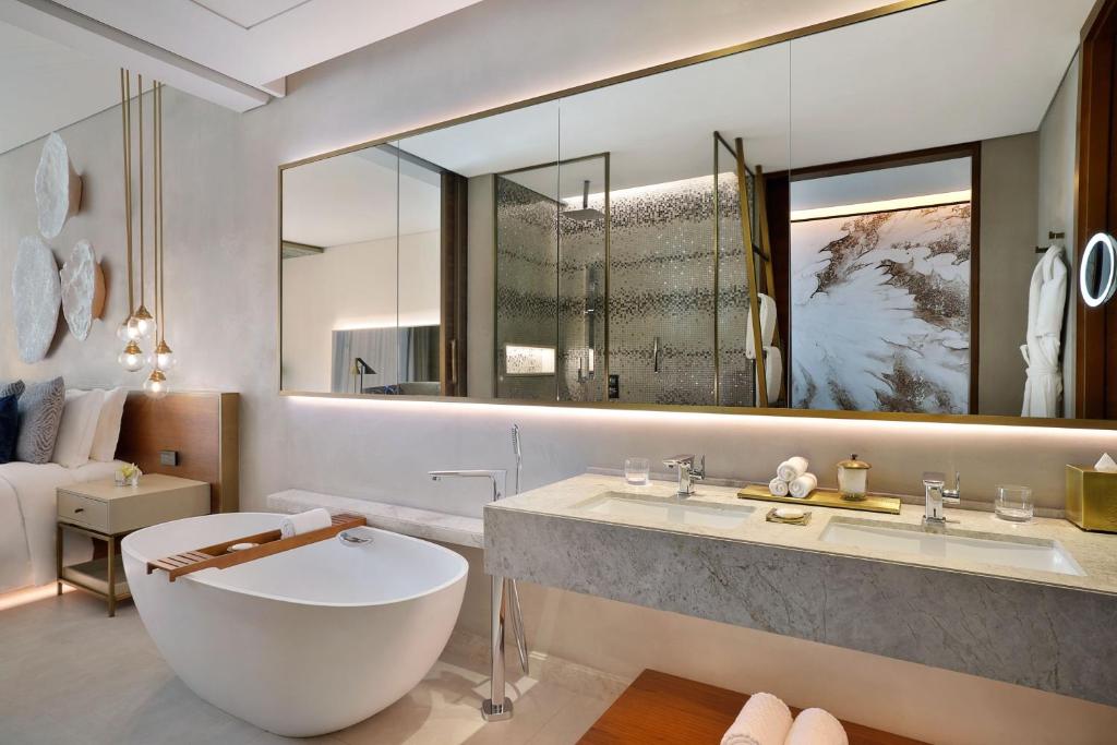 Deluxe Double Room with Two Double Beds and Canal View - Image 5