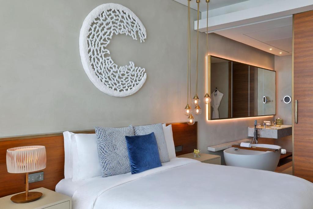 Deluxe King Room with Canal View - Image 1