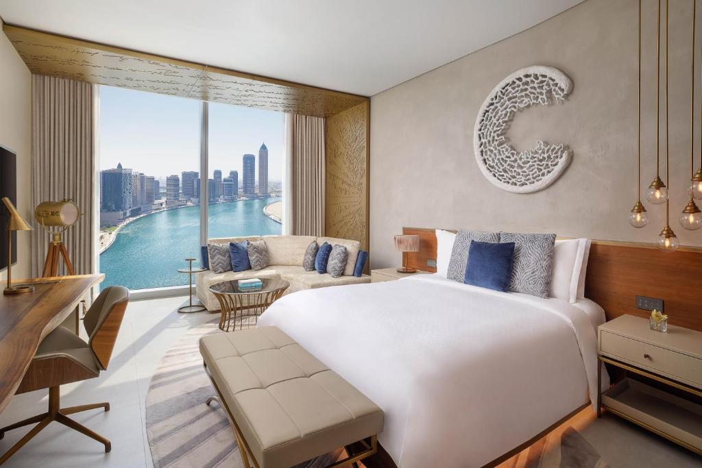 Deluxe King Room with Canal View - Image 3