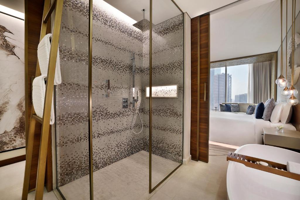 Deluxe King Room with Canal View - Image 4