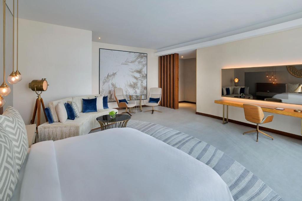 Deluxe King Suite with Downtown View - Image 1