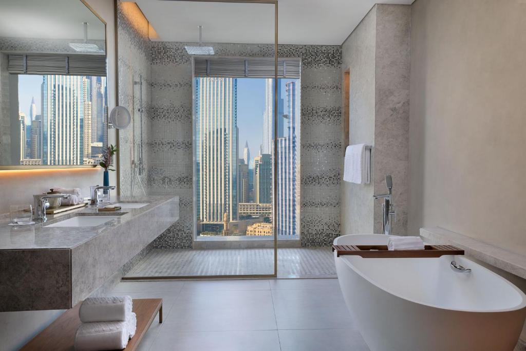 Deluxe King Suite with Downtown View - Image 3