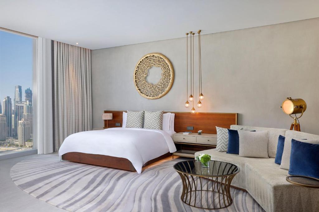 Deluxe King Suite with Downtown View - Image 4