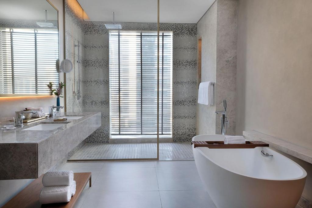 Deluxe King Suite with Downtown View - Image 5