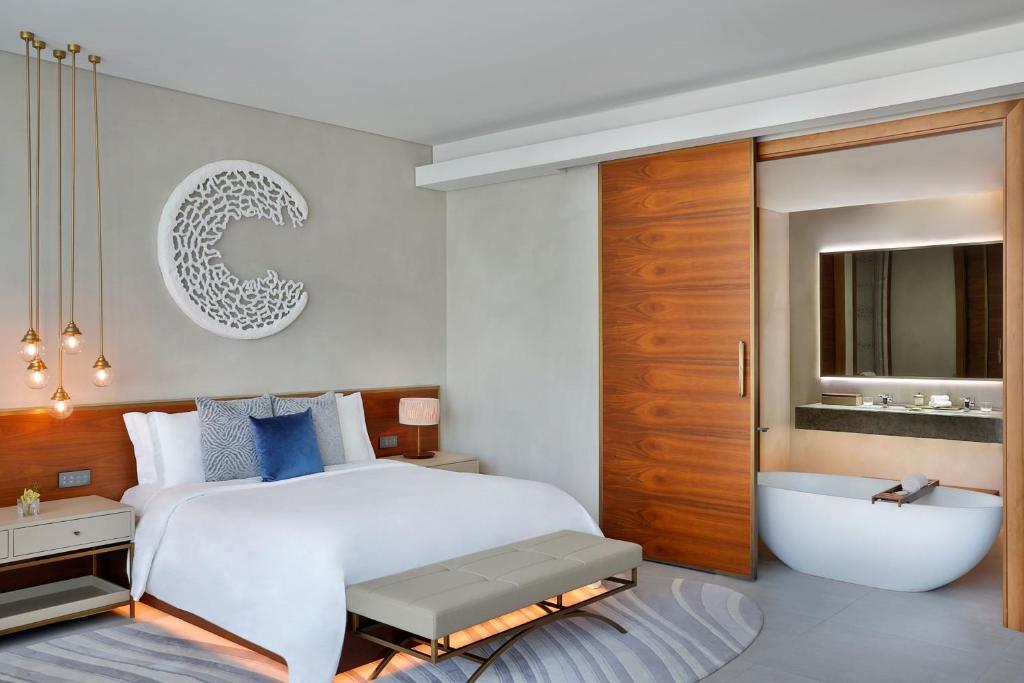 Superior King Room with Partial Burj Khalifa or Downtown View - Image 2