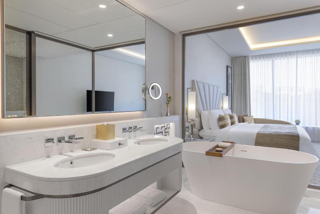 Deluxe King Room with City View - Image 4