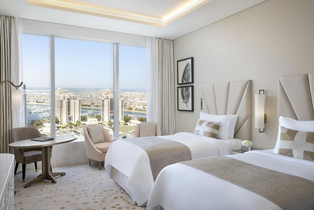Deluxe Twin Room with City View - Image 3